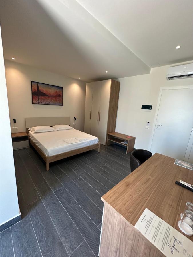 Split Rooftop Suites Durrës Eksteriør billede
